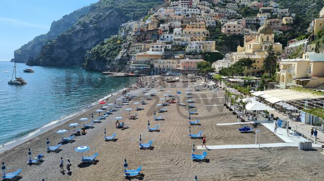 Positano, prove d'estate alla Spiaggia Grande tra voglia di mare e di libertà