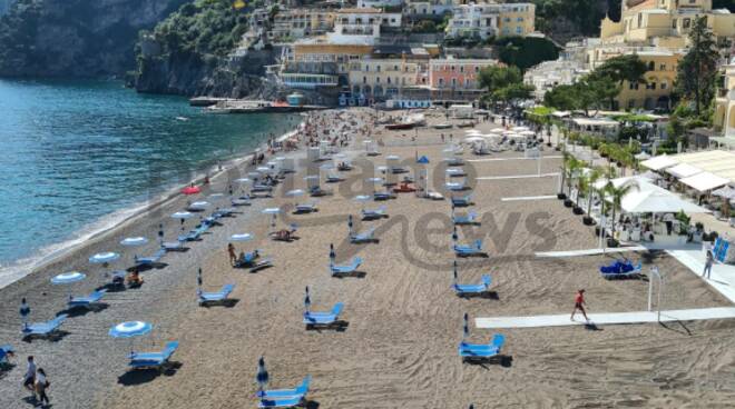 Positano, prove d'estate alla Spiaggia Grande tra voglia di mare e di libertà