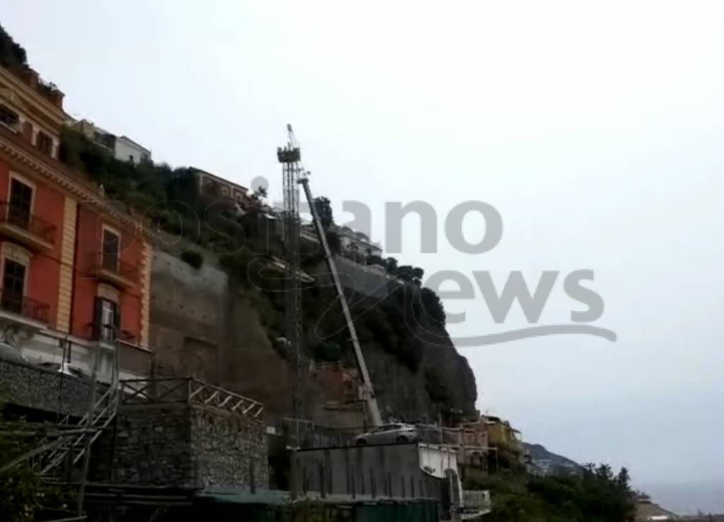 Positano, si smonta la gru a Liparlati