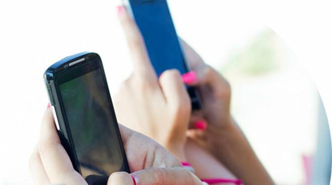 Proposta di legge dell’ex ministro Fioramonti: no a smartphone e tablet ai minori di 12 anni