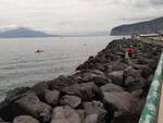 Sorrento, questa mattina la pulizia delle scogliere al porto. Di Prisco: "L'attenzione verso il mare e l'ambiente va tenuta alta e costante"