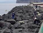 Sorrento, questa mattina la pulizia delle scogliere al porto. Di Prisco: "L'attenzione verso il mare e l'ambiente va tenuta alta e costante"