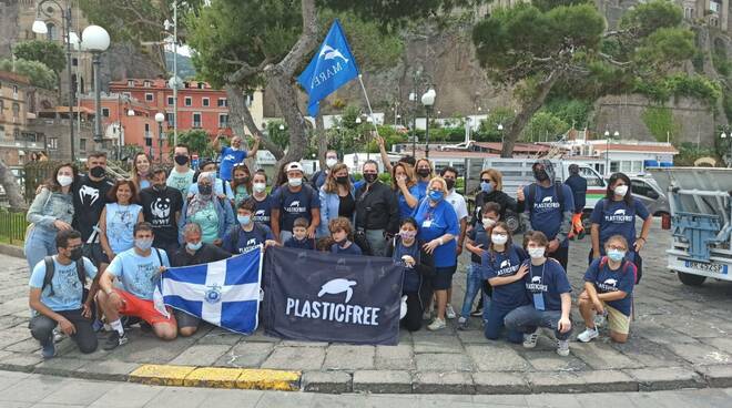 Sorrento, questa mattina la pulizia delle scogliere al porto. Di Prisco: "L'attenzione verso il mare e l'ambiente va tenuta alta e costante"