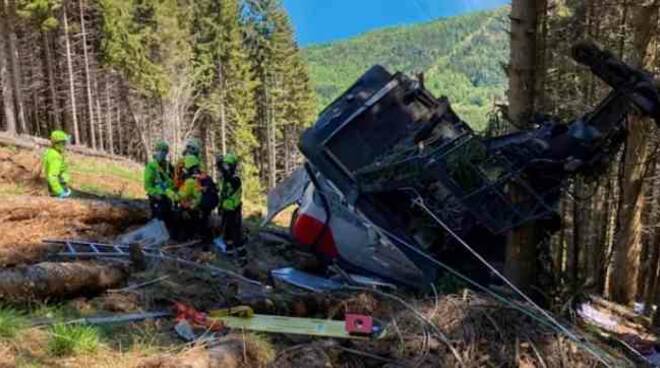 Tragedia della funivia Stresa-Mottarone, salgono a 14 le vittime. Non ce l'ha fatta uno dei due bambini ricoverati