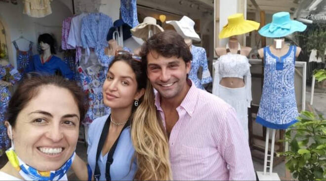 Un visitatore d'eccezione nel laboratorio della boutique Luisa Positano. Vediamo insieme di chi si tratta