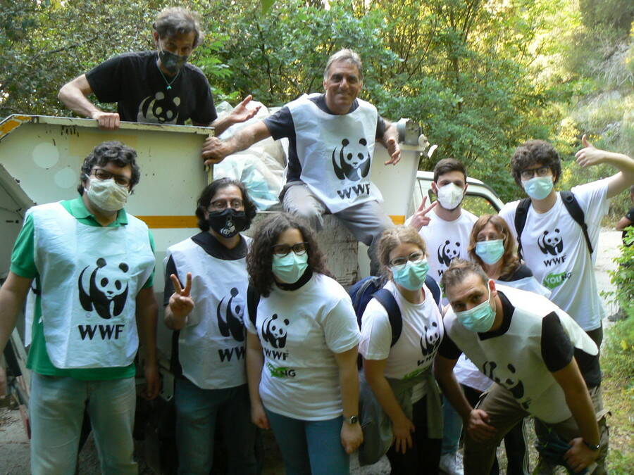 Vico Equense, i volontari del WWF ripuliscono La Sperlonga