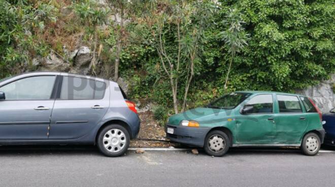 Ancora pietre in Costiera Amalfitana: distacco dal costone di materiale roccioso all'ingresso di Positano