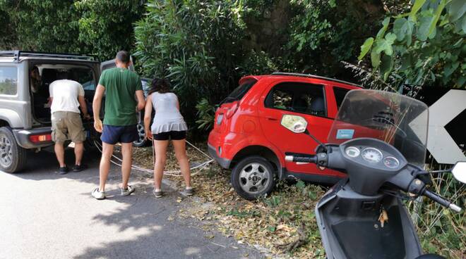 Auto finisce fuori strada sulla SS 163 a Piano di Sorrento 