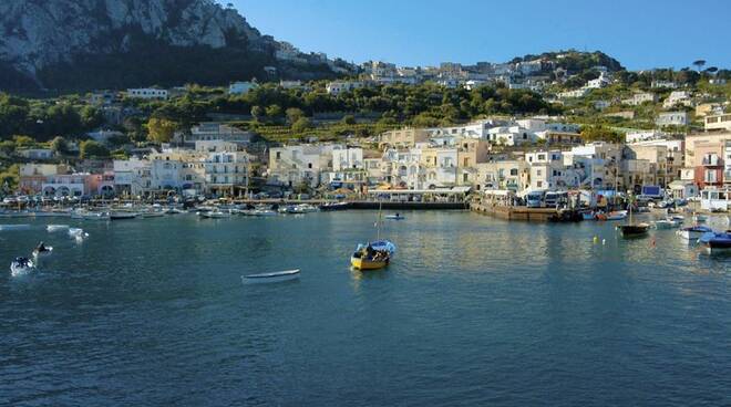 Capri, barriere galleggianti per la sicurezza dei bagnanti