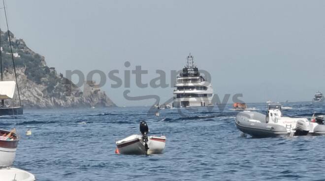 Mai tanti mega yacht a Positano dal 2019!