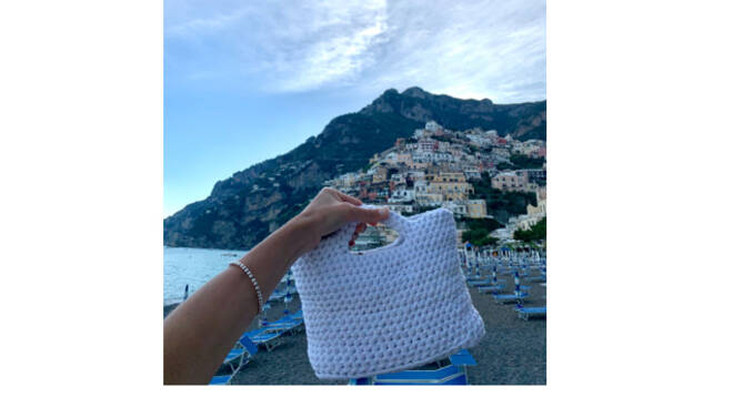 Positano, la fashion blogger Veronica Ferraro impazzisce per le borse all’uncinetto di Olga Bartolomeo