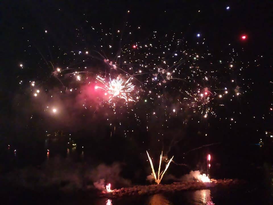 Atrani, gli spettacolari fuochi in onore di Santa Maria Maddalena 