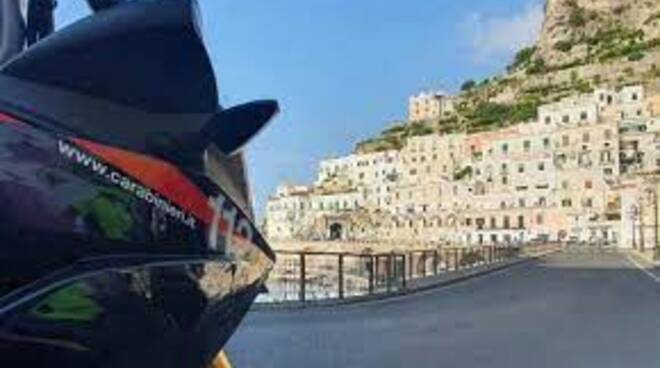 Carabinieri spiaggia Atrani