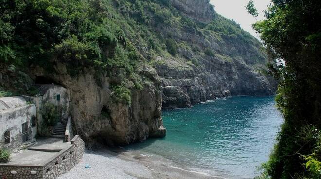 Fiordo di Crapolla, divieto di navigazione e ancoraggio, fissate le boe 