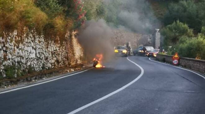 Moto incendiata a Montechiaro Vico Equense