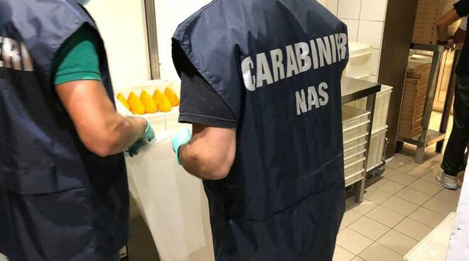 Napoli, formiche in ospedale . Assolti infermieri