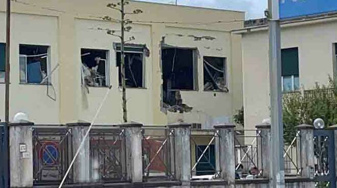 Paura a Castellamare di Stabia, esplosione nei locali del Commissariato di Polizia