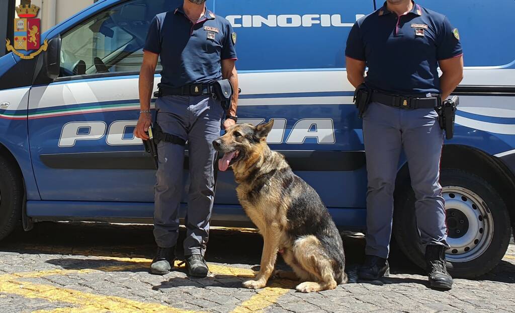 Polizia, a Eboli la casa della droga: arrestata coppia di spacciatori