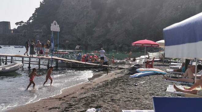 Positano ancora un malore a Fornillo. Si ripropone il problema dell'assenza del 118 sulla spiaggia