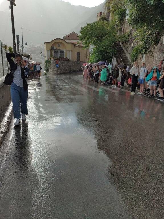 Positano, sotto la pioggia turisti ammassati in attesa della SITA per Amalfi e Salerno