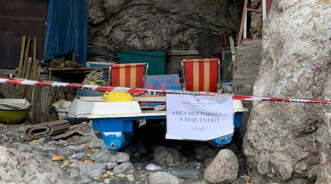 Sequestrata maxi-discarica abusiva in una grotta ad Amalfi 