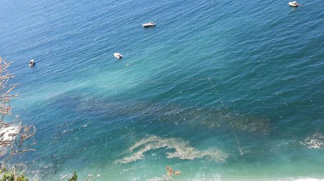 Vico Equense, una schiuma bianca di dubbia provenienza nel mare cittadino