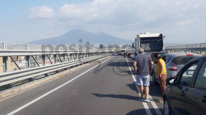 Castellammare di Stabia: incidente sul viadotto, traffico da Sorrento in direzione Napoli