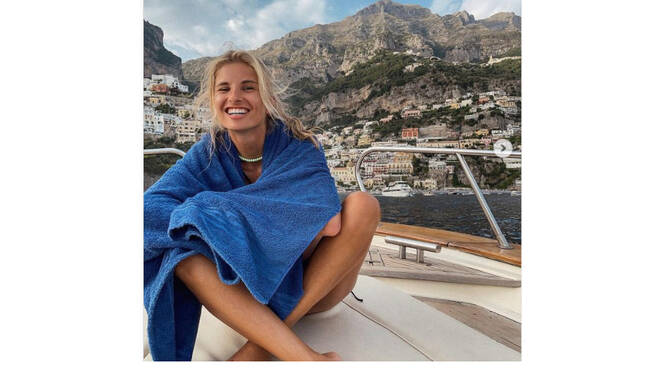 La nota blogger Xenia Adonts si rilassa in barca a Positano