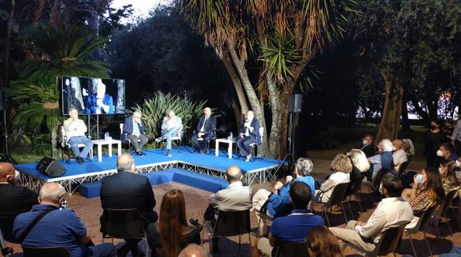 Piano di Sorrento: la diretta da Villa Fondi dell'incontro con i medici del Cotugno