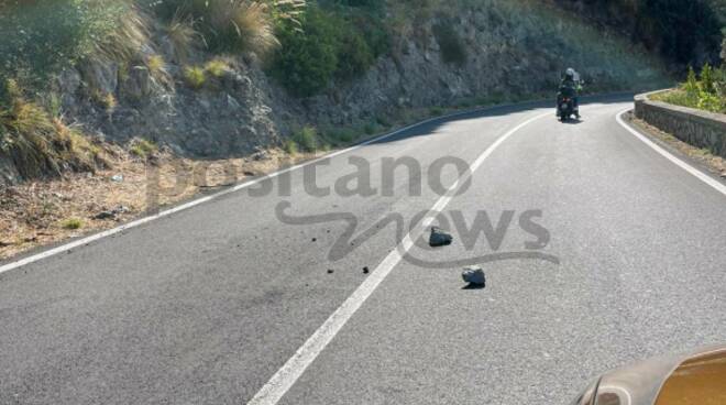 Pietre sulla SS 163 da Positano a Piano di Sorrento