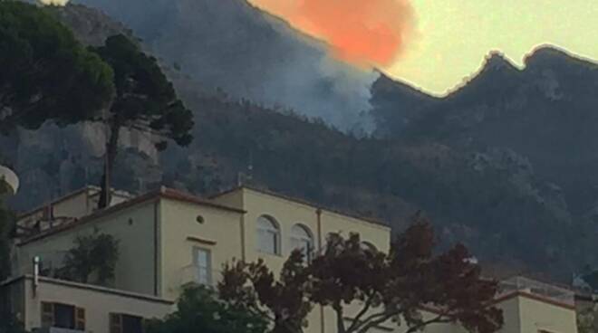 Positano incendio all'alba Fabio Fusco