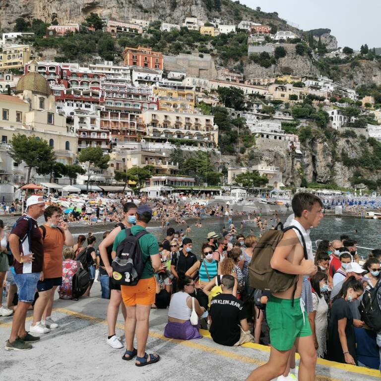 Positano strapiena, urge un presidio sanitario in spiaggia ed un costante controllo delle Forze dell'Ordine