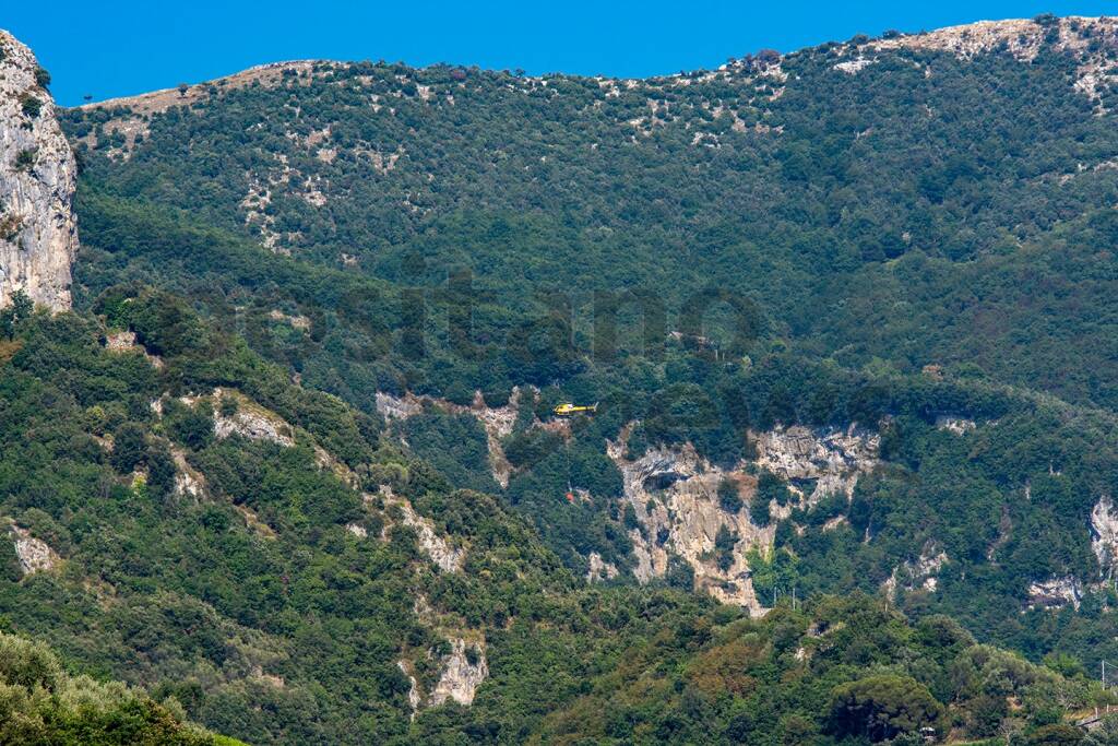 Positano, tornano le fiamme in località "Capo Muro". In azione l'elicottero per domare l'incendio