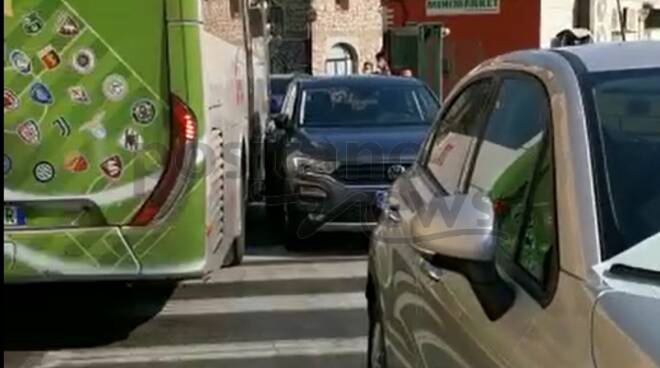 Positano, traffico di ferragosto