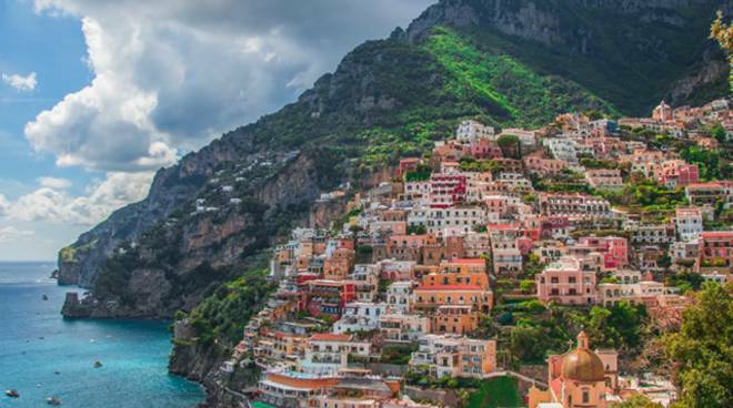 Repubblica in prima pagina: un tuffo a Positano costa 300 euro, meta off limits per le famiglie