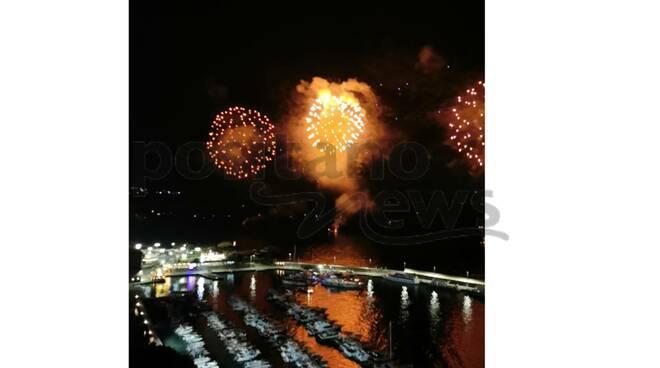 Sorrento, bellissimi i fuochi pirotecnici che hanno illuminato il cielo di Ferragosto