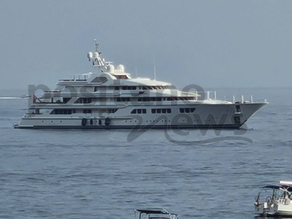 Ancora grandi yacht nelle acque di Positano: arrivano "Go", "Lumiere" ed "Ebony Shine"