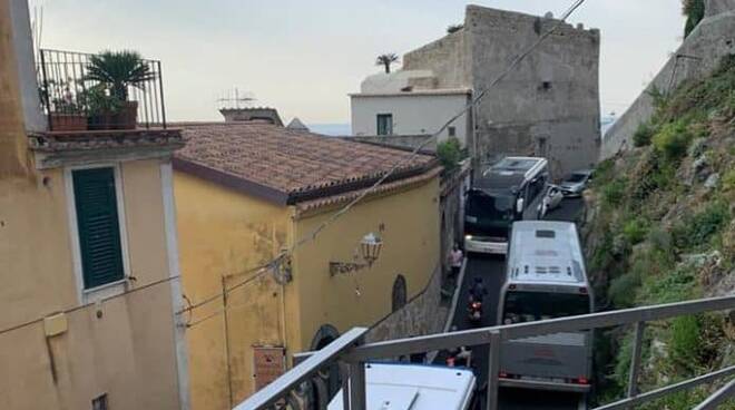 Ancora traffico in Costiera Amalfitana: 8 pullman bloccano la circolazione