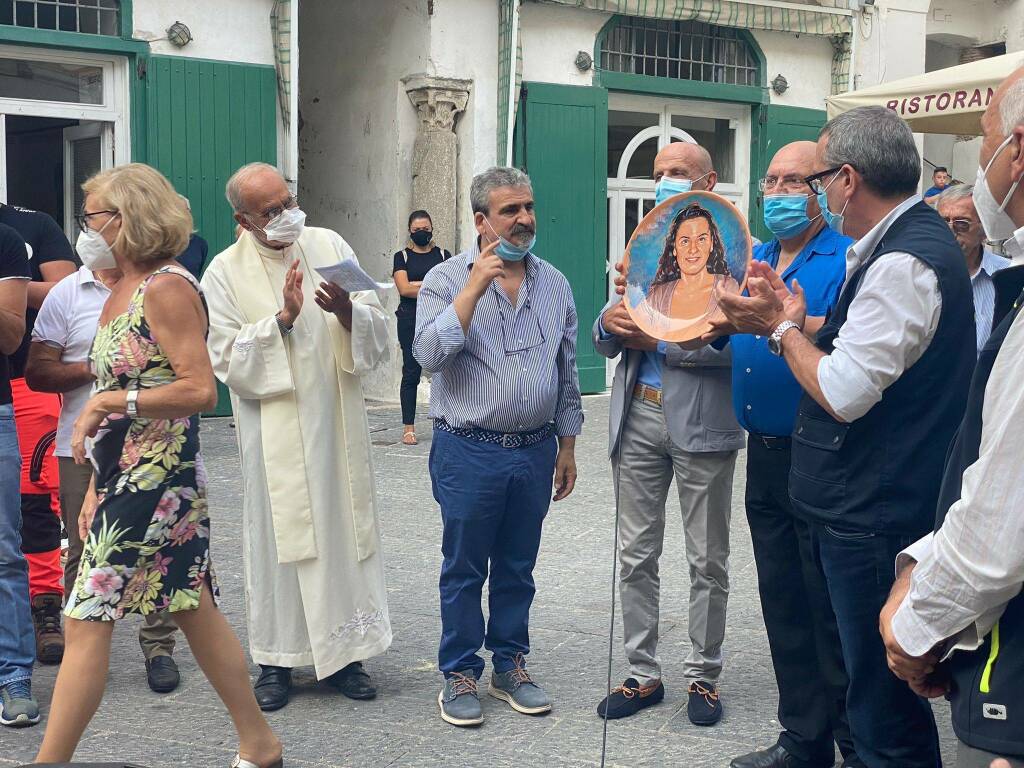 Atrani, l’arco della marina intitolato a Francesca Mansi ad 11 anni dall’alluvione Il Comune di Atrani, ad 11 anni dalla terribile alluvione del 9 settembre 2010, ha intitolato l'arco della marina in Piazza Umberto I a Francesca Mansi, scomparsa nella