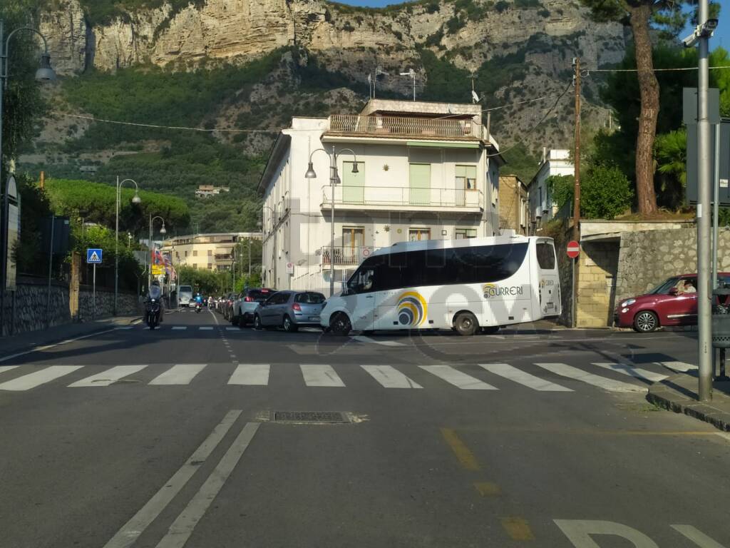 Domenica da bollino rosso per la viabilità con lunghe code dalla penisola sorrentina in direzione Napoli