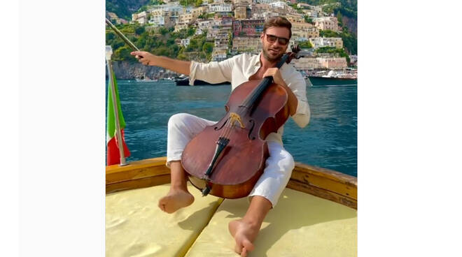 Il violoncellista croato Stjepan Hauser si rilassa a Positano