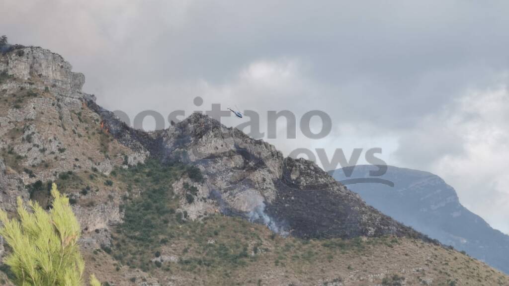 Incendio a Positano al confine con Tordigliano