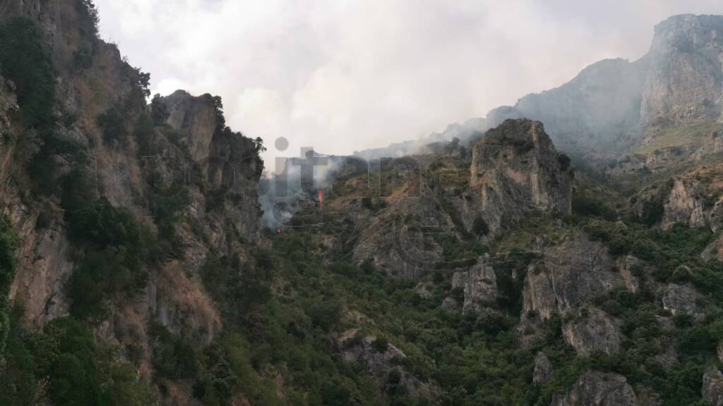 Incendio a Positano al confine con Tordigliano