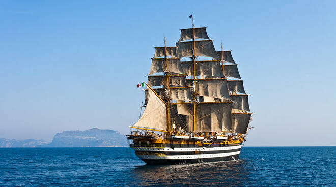 L'Amerigo Vespucci a Capri "saluta" i Faraglioni