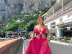 La modella inglese Demi Rose si rilassa tra Capri e Positano