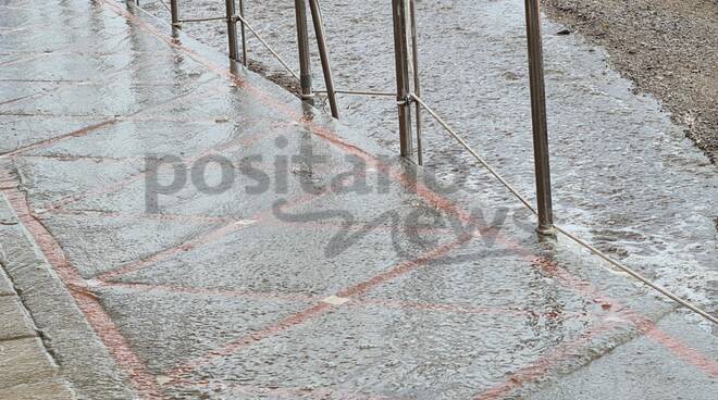 Positano bagnata da un improvviso temporale