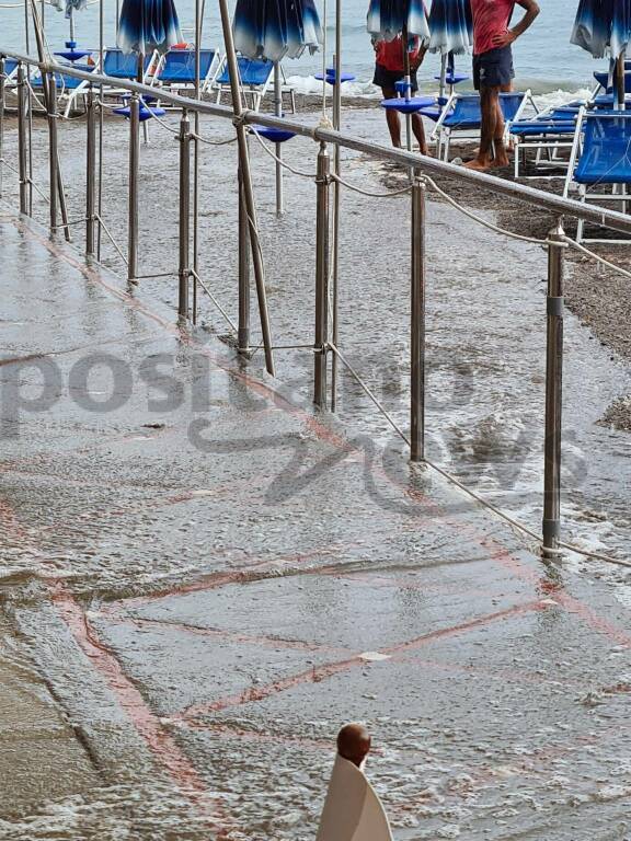 Positano bagnata da un improvviso temporale