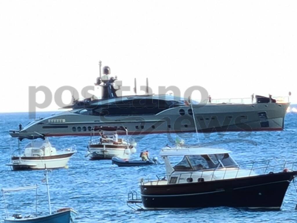 Positano, il lussuoso super yacht DB9 nella rada della città verticale