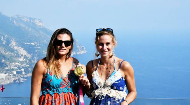 Ravello, le medaglie d'oro olimpiche Federica Cesarini e Valentina Rodini in visita a Villa Rufolo