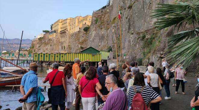 Sorrento: grande successo per la "Passeggiata nel blu" da Capo Cervo ai Ninfei di epoca romana